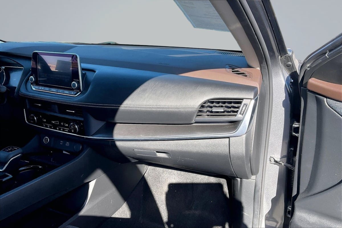 Used 2023 Nissan Rogue SV FWD image 17