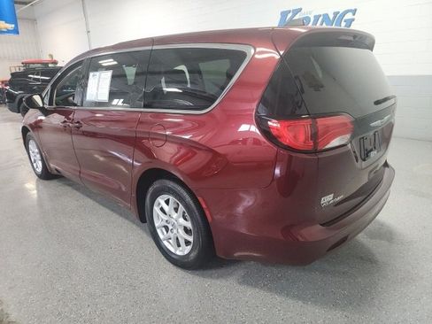 Used 2022 Chrysler Voyager LX image 3