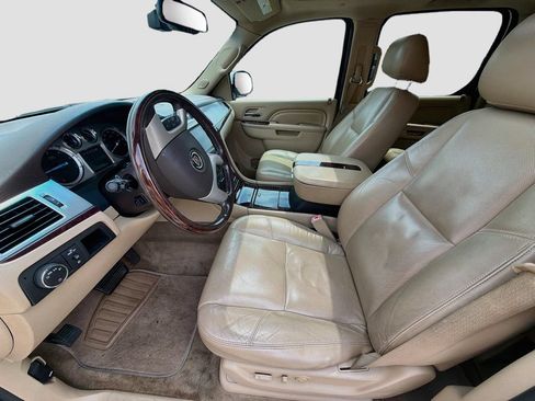 Used 2011 Cadillac Escalade ESV Premium RWD image 25