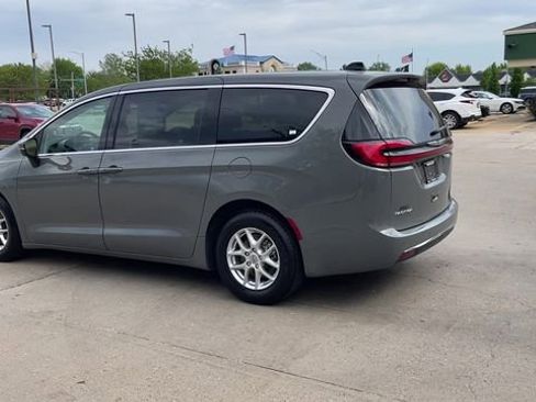 Used 2023 Chrysler Pacifica Touring-L FWD image 6