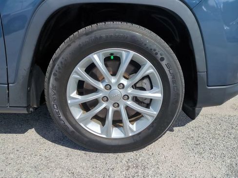 Used 2021 Jeep Cherokee Latitude FWD image 11