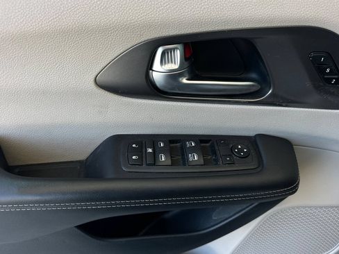 Used 2024 Chrysler Pacifica Touring-L FWD image 10