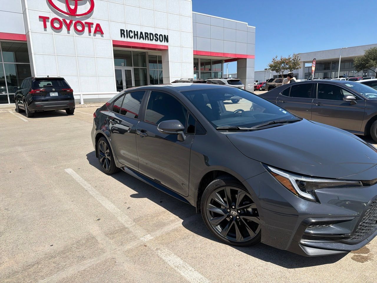 Used 2025 Toyota Corolla SE FWD image 3