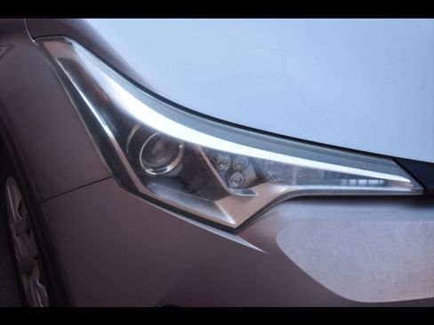 Used 2019 Toyota C-HR LE FWD image 43