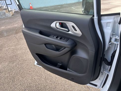 Used 2025 Chrysler Pacifica Limited image 20