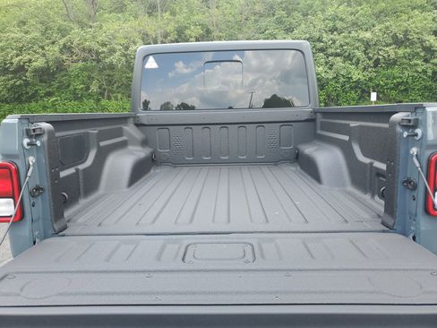 New 2025 Jeep Gladiator Sport image 10