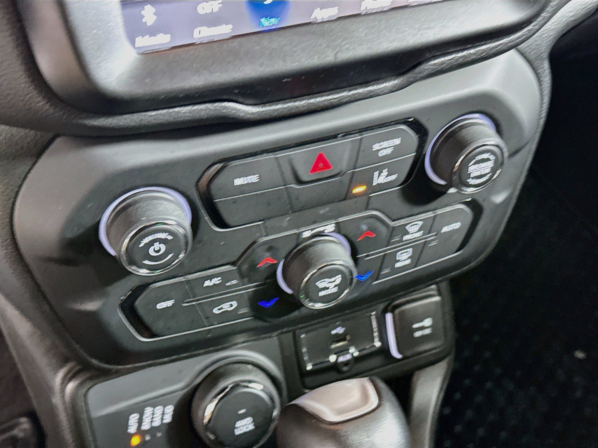 Used 2023 Jeep Renegade Latitude AWD/4WD image 24