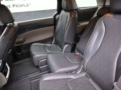 Used 2025 Kia Carnival FWD image 20