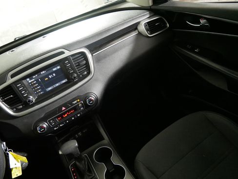 Used 2019 Kia Sorento LX AWD/4WD image 11