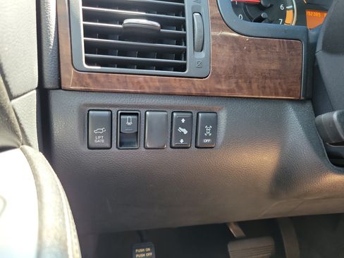 Used 2011 Nissan Armada Platinum w/ 2nd Row Captain Seat Pkg RWD image 18