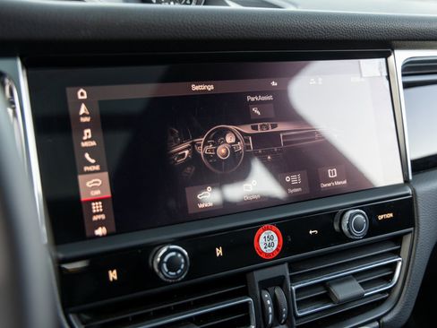 Certified 2025 Porsche Macan image 32