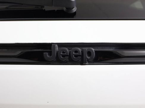 Used 2023 Jeep Grand Cherokee Laredo AWD/4WD image 11