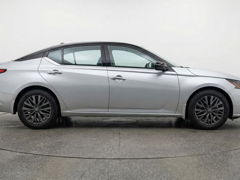 Used 2025 Nissan Altima 2.5 SV image 9