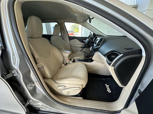 Used 2019 Jeep Cherokee Latitude w/ Popular Appearance Group FWD image 25