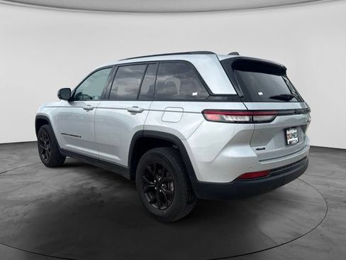 Used 2024 Jeep Grand Cherokee Altitude AWD/4WD image 9
