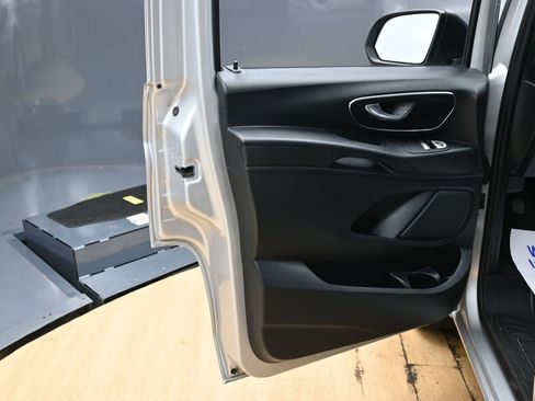 Used 2018 Mercedes-Benz Metris Passenger image 37