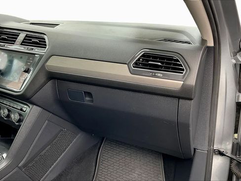Used 2021 Volkswagen Tiguan SE image 17