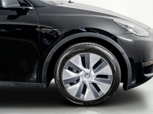 Used 2022 Tesla Model Y Long Range image 13