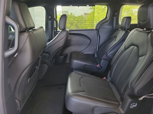 New 2026 Chrysler Pacifica Select FWD image 9