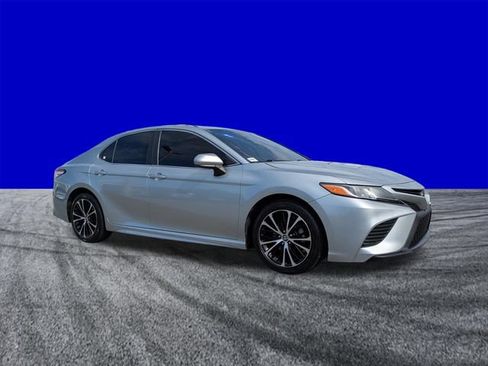 Used 2020 Toyota Camry SE FWD image 2