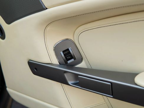 Used 2013 Aston Martin V8 Vantage Roadster RWD image 29