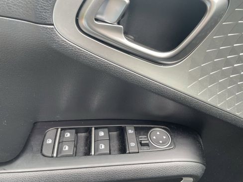 Used 2023 Kia Soul LX w/ LX Technology Package image 9