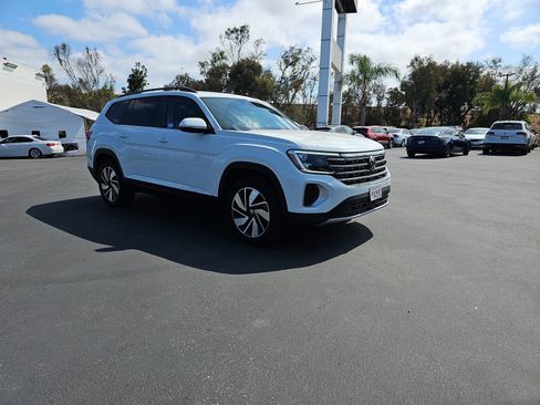 Used 2024 Volkswagen Atlas SE w/ Panoramic Sunroof Package FWD image 3