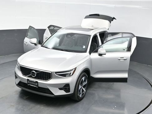 Used 2025 Volvo XC40 B5 Plus image 35