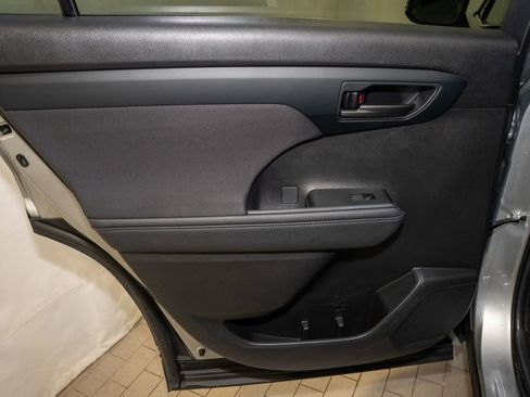 Used 2024 Toyota Highlander LE image 11