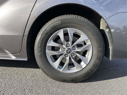 Used 2022 Toyota Sienna XLE image 9