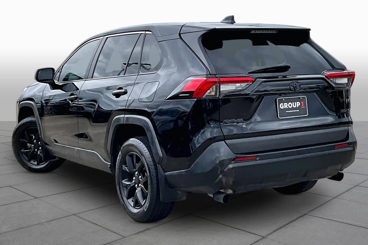 Used 2022 Toyota RAV4 LE FWD image 11
