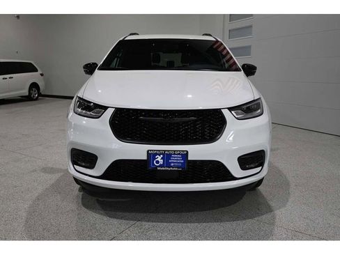 Used 2024 Chrysler Pacifica Touring-L w/ Uconnect Theater Family Group image 4