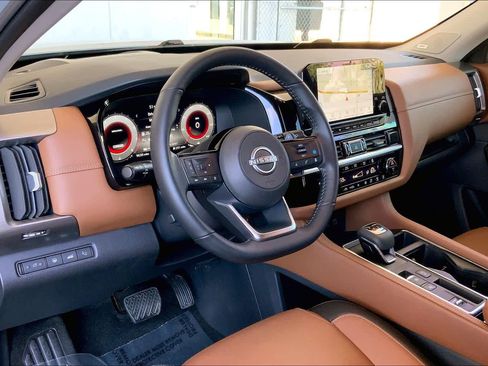 Used 2025 Nissan Pathfinder Platinum w/ Cargo Package image 18