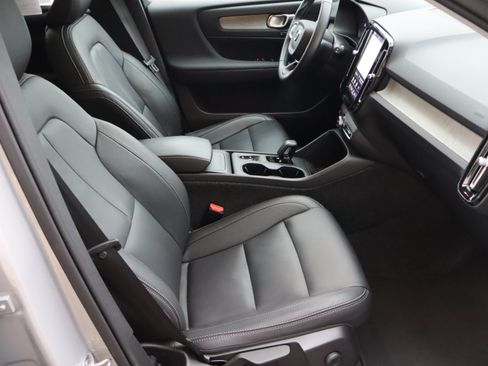 Used 2025 Volvo XC40 B5 Core AWD/4WD image 36