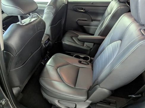 Used 2024 Toyota Highlander XLE image 15