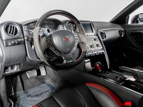 Used 2015 Nissan GT-R Black Edition image 2