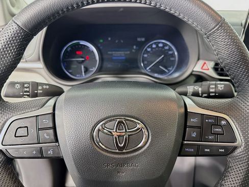 Used 2024 Toyota Sienna Limited image 16