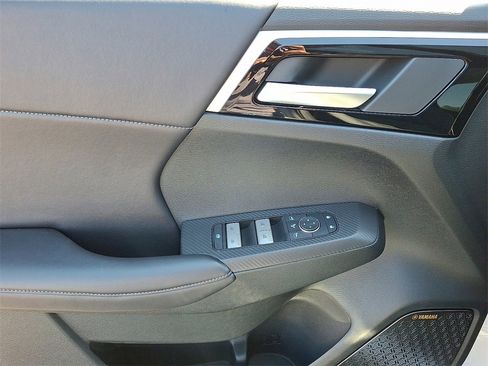 New 2025 Mitsubishi Outlander SE image 8