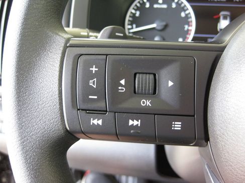 Used 2025 Nissan Pathfinder S FWD image 13
