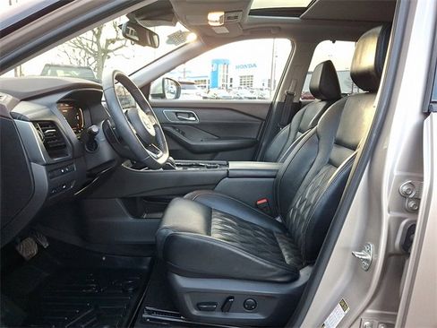 Used 2021 Nissan Rogue Platinum image 13