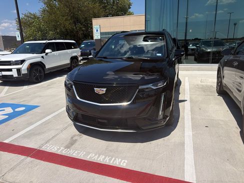 Used 2022 Cadillac XT6 Sport w/ Technology Package AWD/4WD image 2