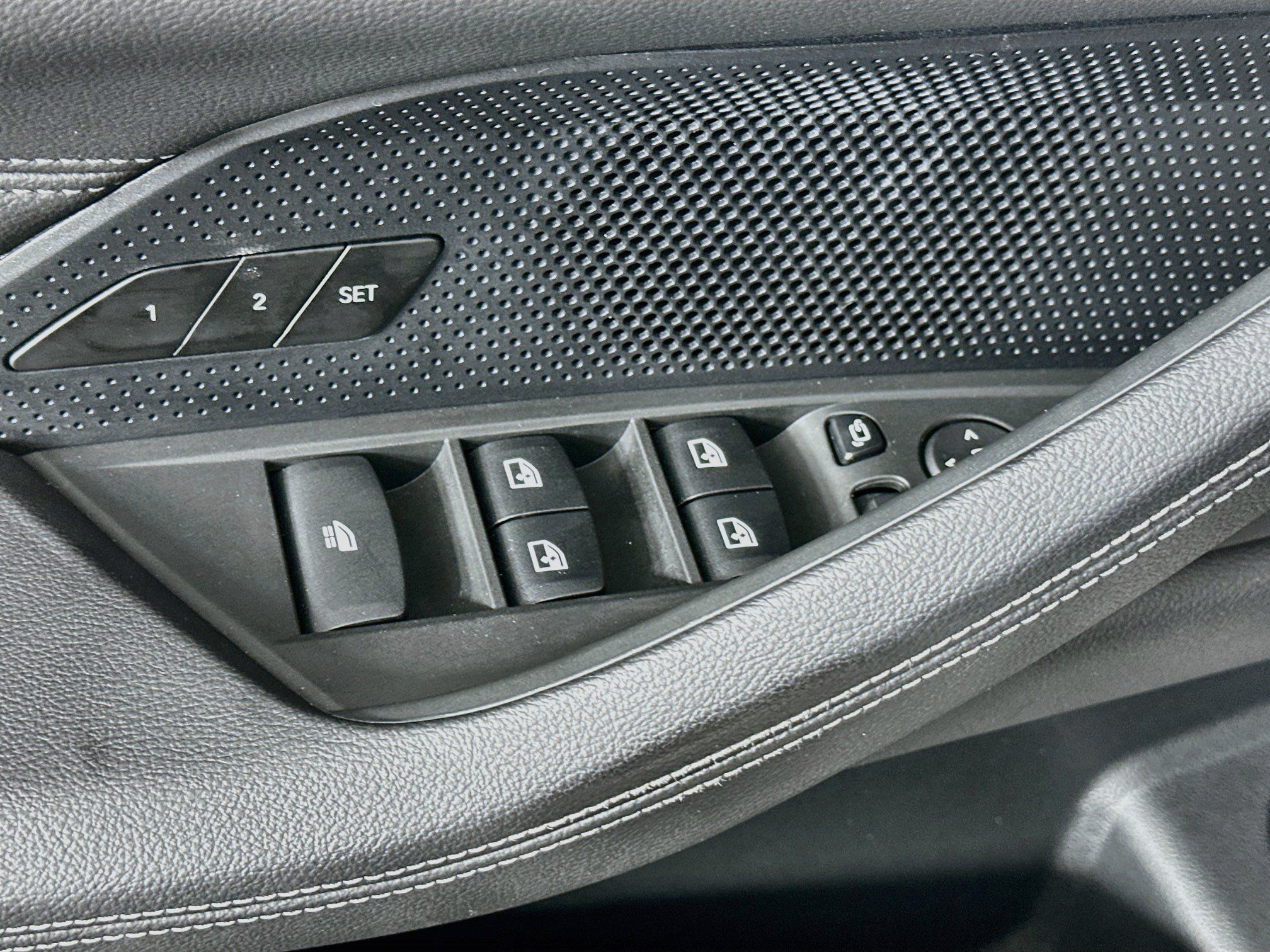 Used 2025 BMW M440i Convertible RWD image 15