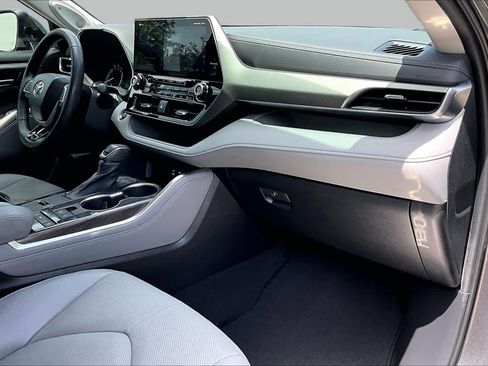 Used 2022 Toyota Highlander Limited FWD image 19