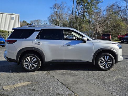 Used 2025 Nissan Pathfinder SL image 11
