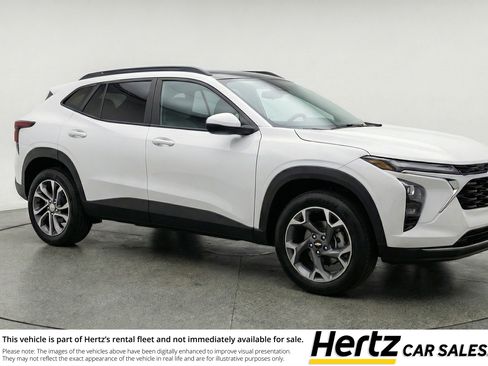 Used 2025 Chevrolet Trax LT FWD image 1