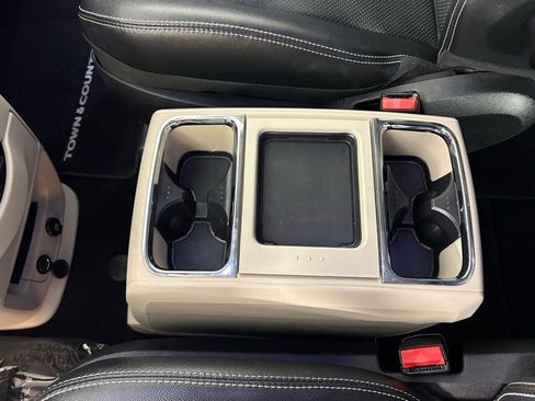 Used 2015 Chrysler Town & Country Touring-L image 24