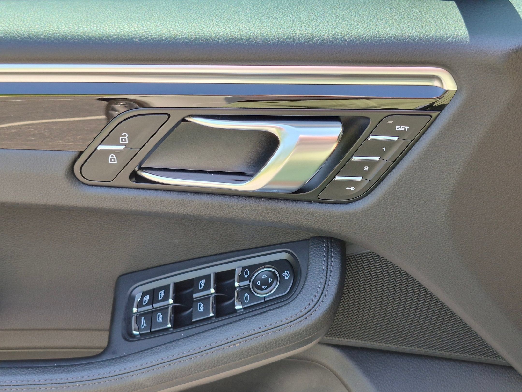 Certified 2024 Porsche Macan S AWD/4WD image 23