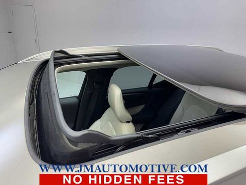 Used 2022 Volvo XC40 T5 Momentum w/ Climate Package image 11