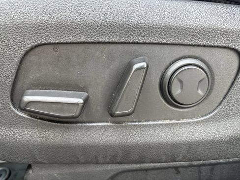 Used 2023 Kia Carnival LX FWD image 13