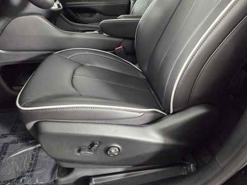 New 2026 Chrysler Pacifica Limited w/ Uconnect Theater Family Group FWD image 30